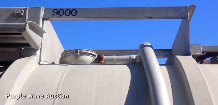 image for item DQ3011 1975 Fruehauf  tank trailer