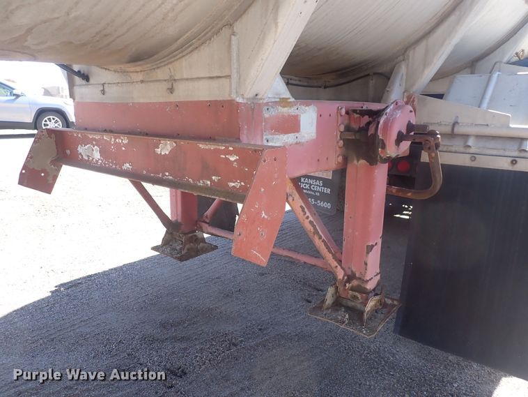 image for item DQ3011 1975 Fruehauf  tank trailer