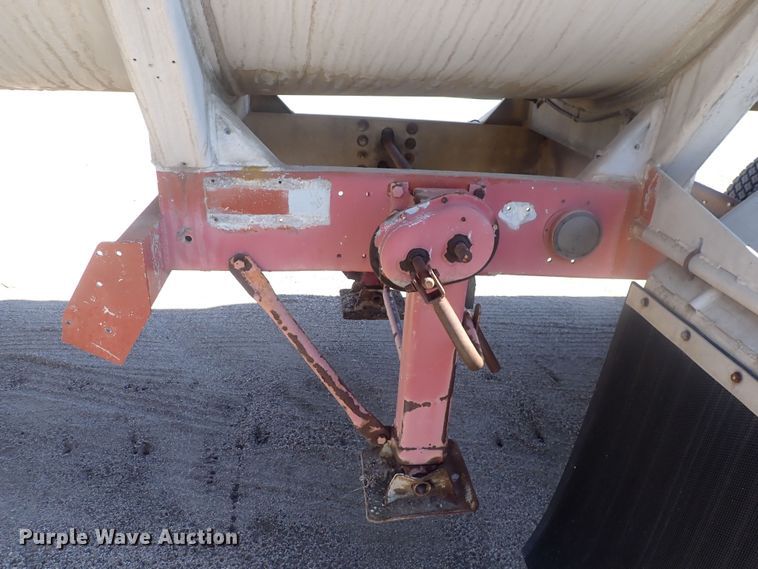 image for item DQ3011 1975 Fruehauf  tank trailer