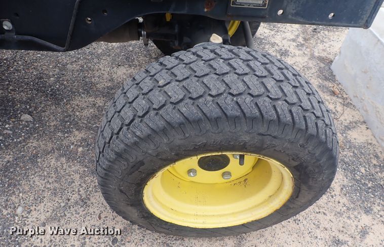 image for item DQ3920 2008 John Deere 2320  tractor