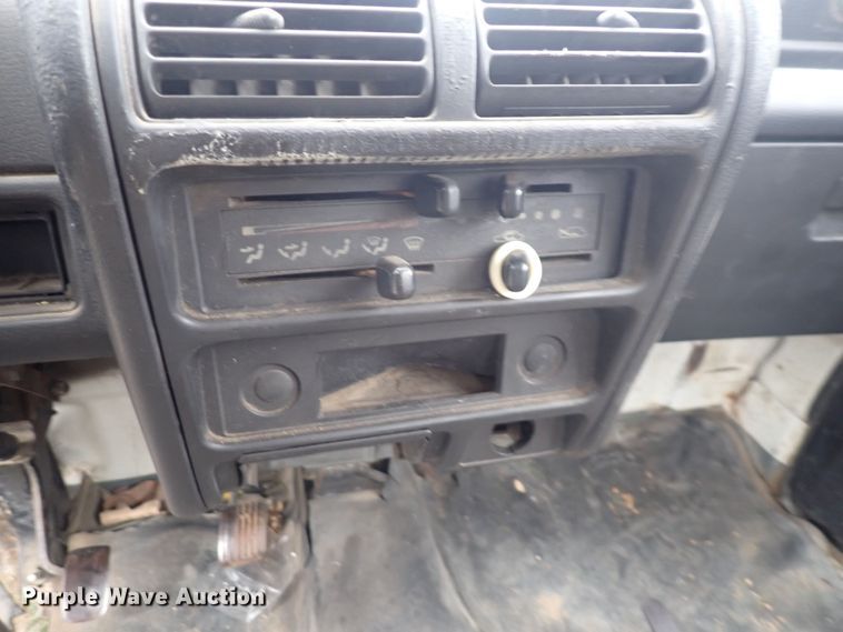 image for item DQ3922 1994 Daihatsu mini truck