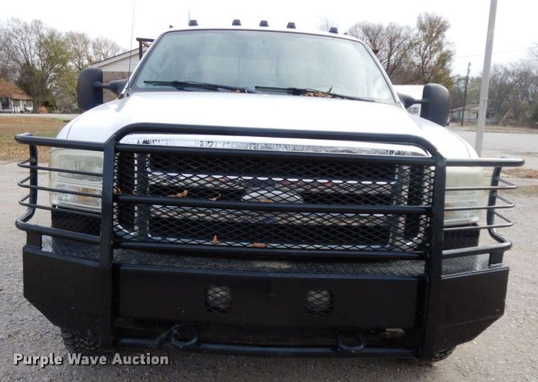 image for item HG9267 2006 Ford F350 Super Duty Lariat  SuperCab flatbed pickup truck