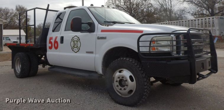 image for item HG9267 2006 Ford F350 Super Duty Lariat  SuperCab flatbed pickup truck