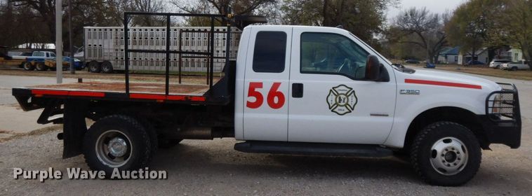 image for item HG9267 2006 Ford F350 Super Duty Lariat  SuperCab flatbed pickup truck