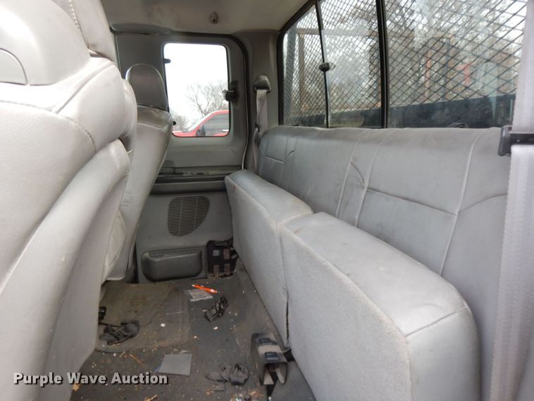 image for item HG9267 2006 Ford F350 Super Duty Lariat  SuperCab flatbed pickup truck