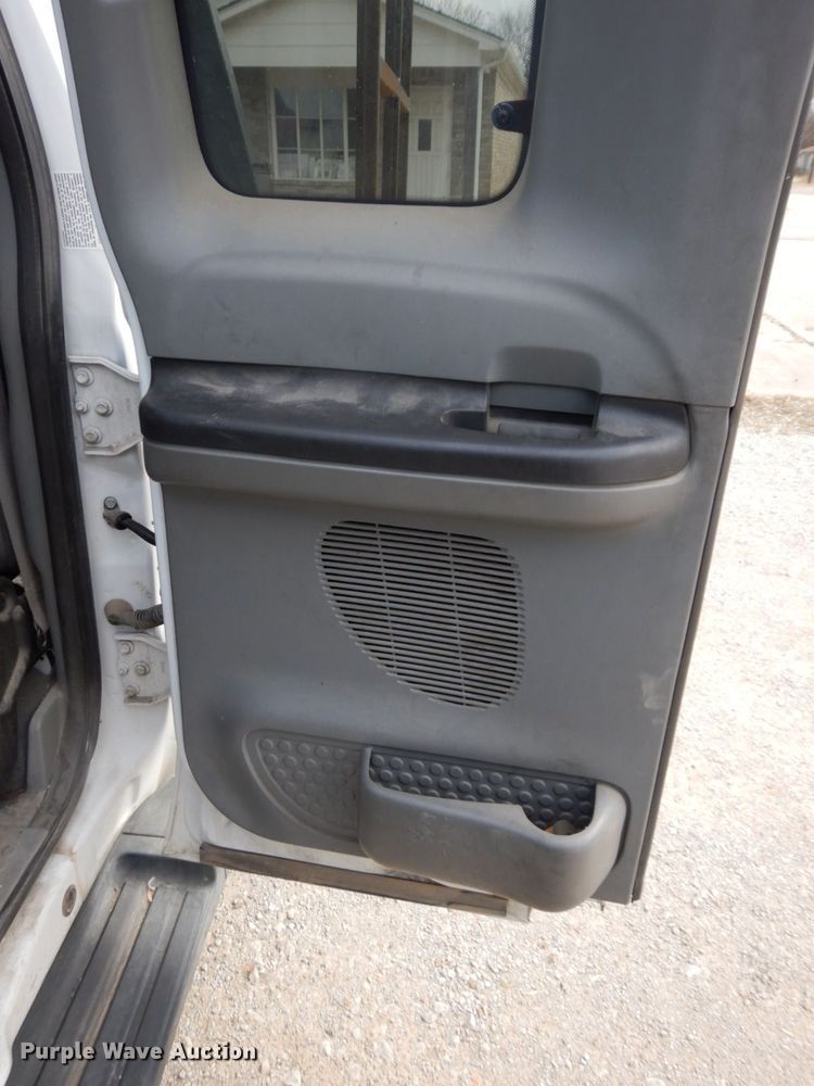 image for item HG9267 2006 Ford F350 Super Duty Lariat  SuperCab flatbed pickup truck