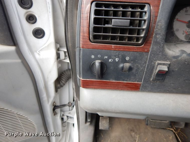 image for item HG9267 2006 Ford F350 Super Duty Lariat  SuperCab flatbed pickup truck