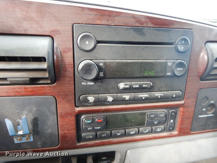 image for item HG9267 2006 Ford F350 Super Duty Lariat  SuperCab flatbed pickup truck