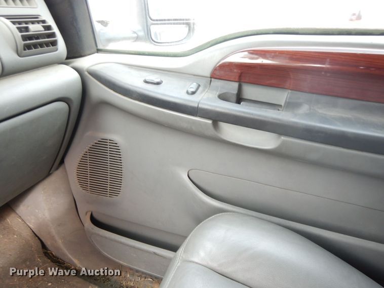 image for item HG9267 2006 Ford F350 Super Duty Lariat  SuperCab flatbed pickup truck