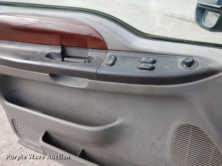 image for item HG9267 2006 Ford F350 Super Duty Lariat  SuperCab flatbed pickup truck