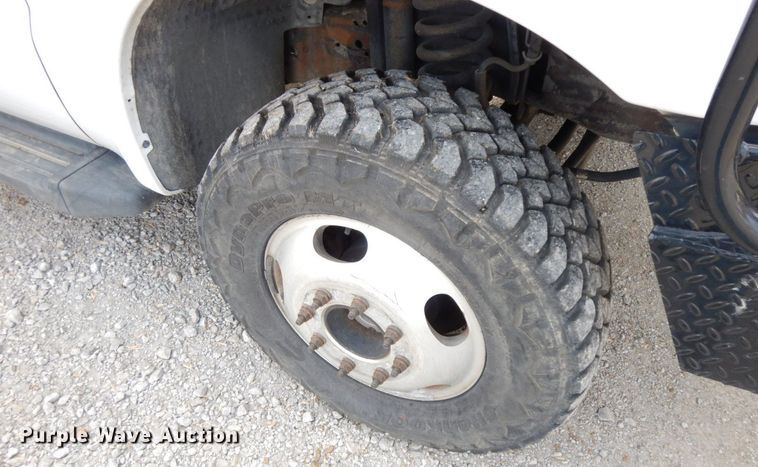 image for item HG9267 2006 Ford F350 Super Duty Lariat  SuperCab flatbed pickup truck