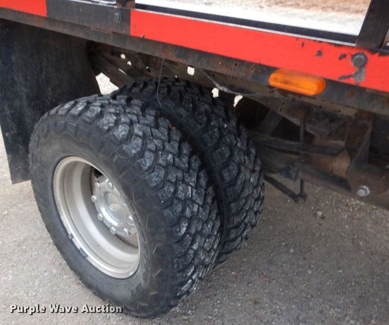 image for item HG9267 2006 Ford F350 Super Duty Lariat  SuperCab flatbed pickup truck