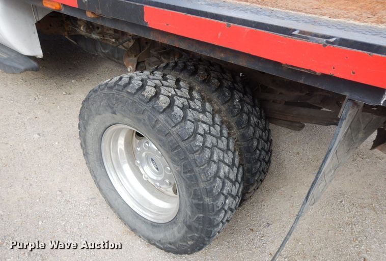 image for item HG9267 2006 Ford F350 Super Duty Lariat  SuperCab flatbed pickup truck