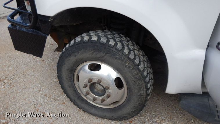 image for item HG9267 2006 Ford F350 Super Duty Lariat  SuperCab flatbed pickup truck