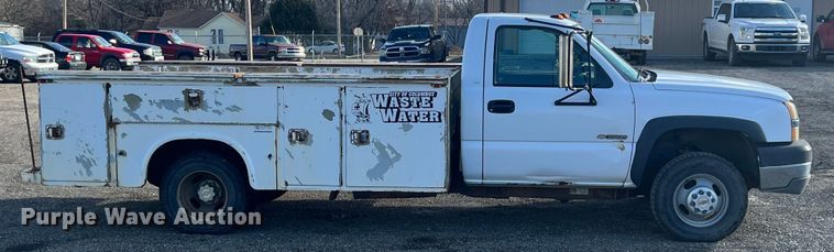 image for item ID9322 2004 Chevrolet Silverado 3500  utility bed pickup truck