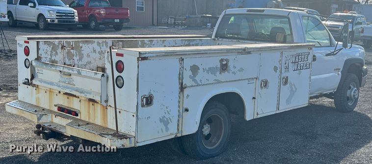 image for item ID9322 2004 Chevrolet Silverado 3500  utility bed pickup truck