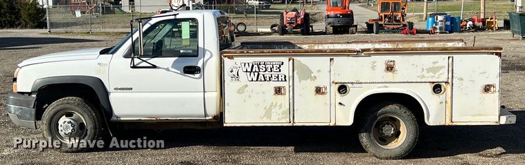 image for item ID9322 2004 Chevrolet Silverado 3500  utility bed pickup truck