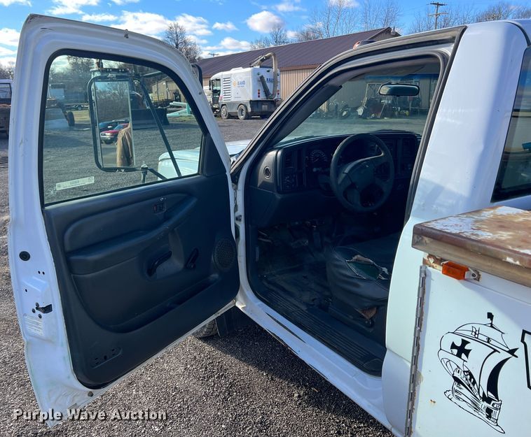 image for item ID9322 2004 Chevrolet Silverado 3500  utility bed pickup truck