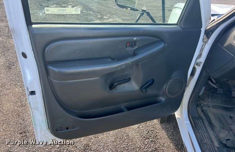 image for item ID9322 2004 Chevrolet Silverado 3500  utility bed pickup truck