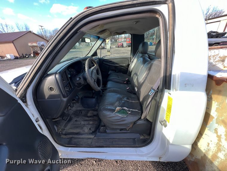 image for item ID9322 2004 Chevrolet Silverado 3500  utility bed pickup truck