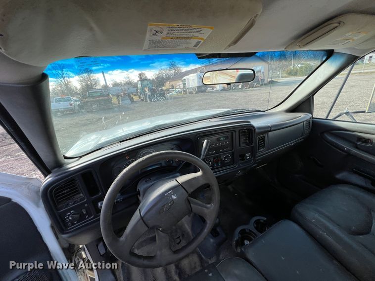 image for item ID9322 2004 Chevrolet Silverado 3500  utility bed pickup truck