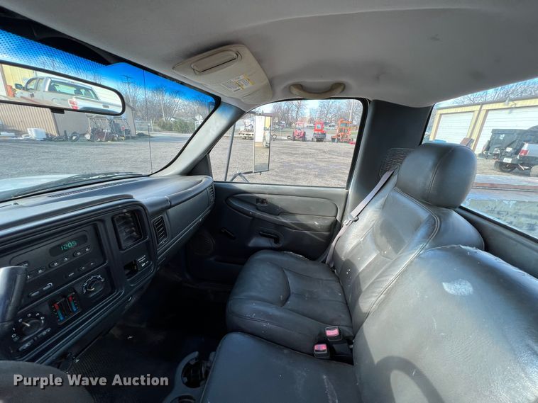 image for item ID9322 2004 Chevrolet Silverado 3500  utility bed pickup truck