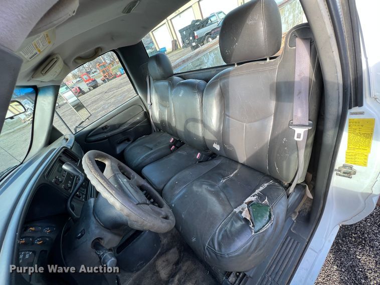 image for item ID9322 2004 Chevrolet Silverado 3500  utility bed pickup truck