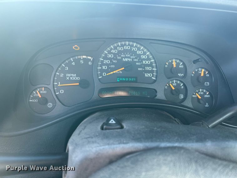 image for item ID9322 2004 Chevrolet Silverado 3500  utility bed pickup truck