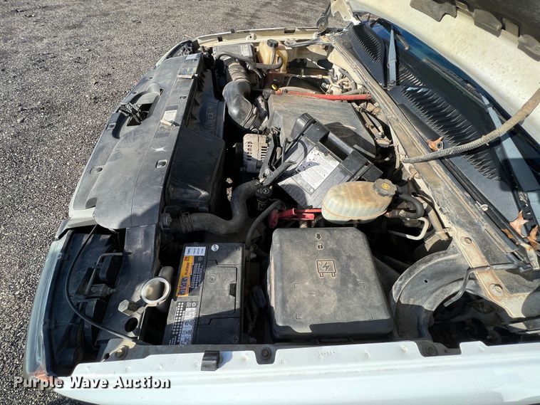 image for item ID9322 2004 Chevrolet Silverado 3500  utility bed pickup truck