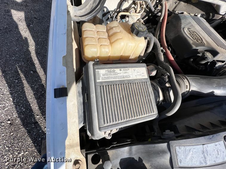 image for item ID9322 2004 Chevrolet Silverado 3500  utility bed pickup truck