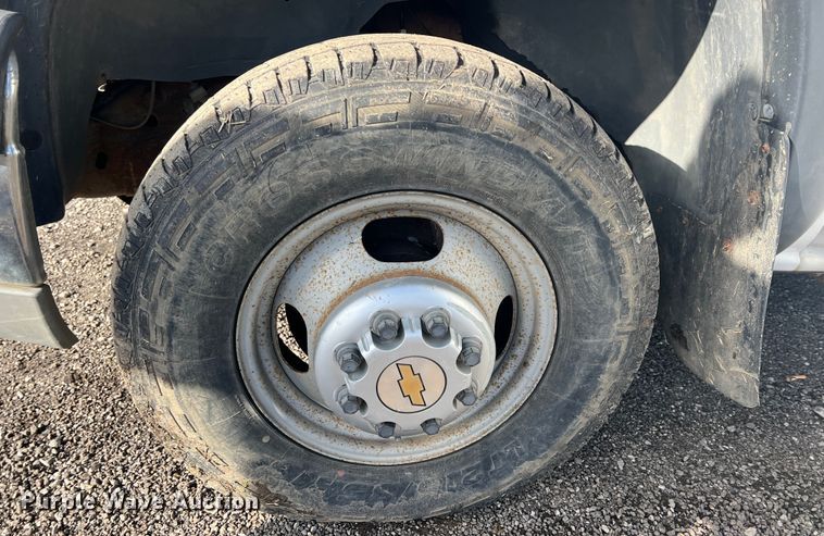 image for item ID9322 2004 Chevrolet Silverado 3500  utility bed pickup truck