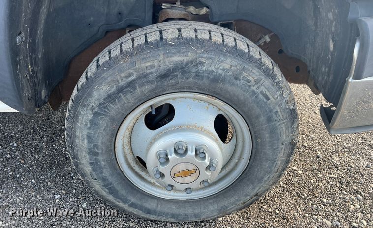 image for item ID9322 2004 Chevrolet Silverado 3500  utility bed pickup truck