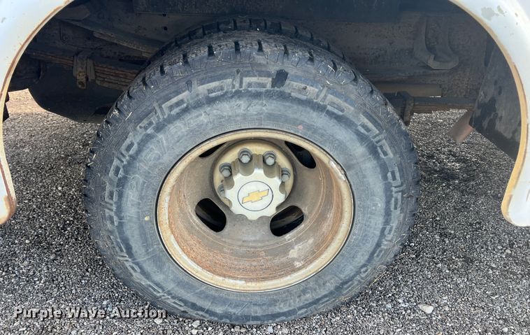 image for item ID9322 2004 Chevrolet Silverado 3500  utility bed pickup truck