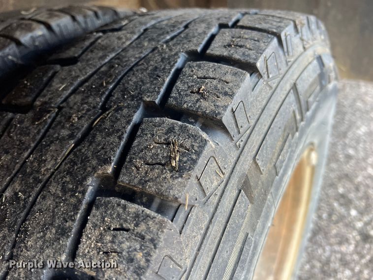 image for item ID9322 2004 Chevrolet Silverado 3500  utility bed pickup truck