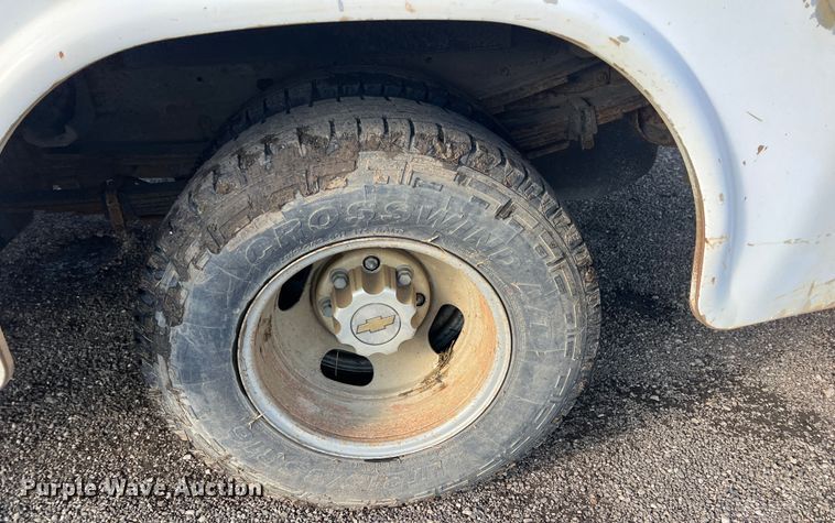 image for item ID9322 2004 Chevrolet Silverado 3500  utility bed pickup truck