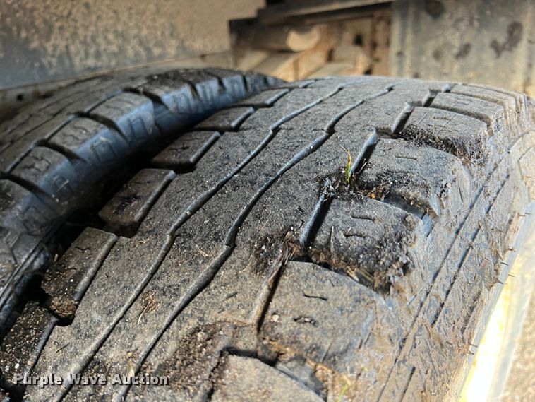 image for item ID9322 2004 Chevrolet Silverado 3500  utility bed pickup truck