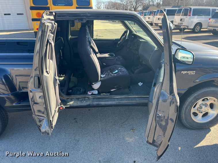 image for item ID9334 2001 Ford Ranger XLT  SuperCab pickup truck