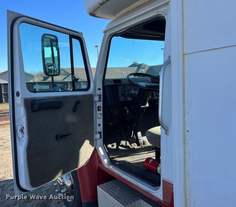 image for item ID9340 2000 International 3400  shuttle bus