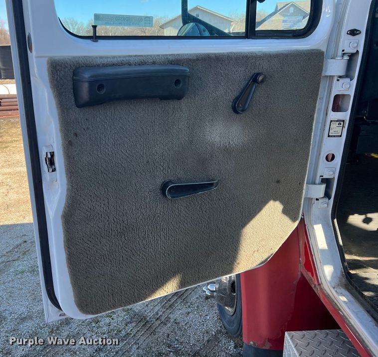 image for item ID9340 2000 International 3400  shuttle bus