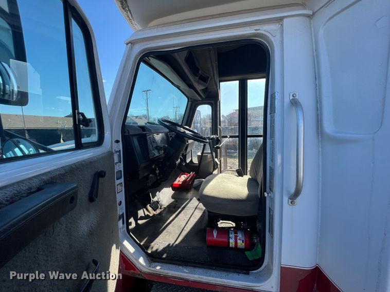 image for item ID9340 2000 International 3400  shuttle bus