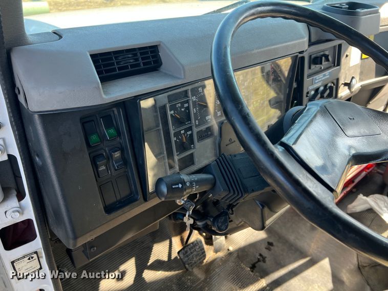 image for item ID9340 2000 International 3400  shuttle bus