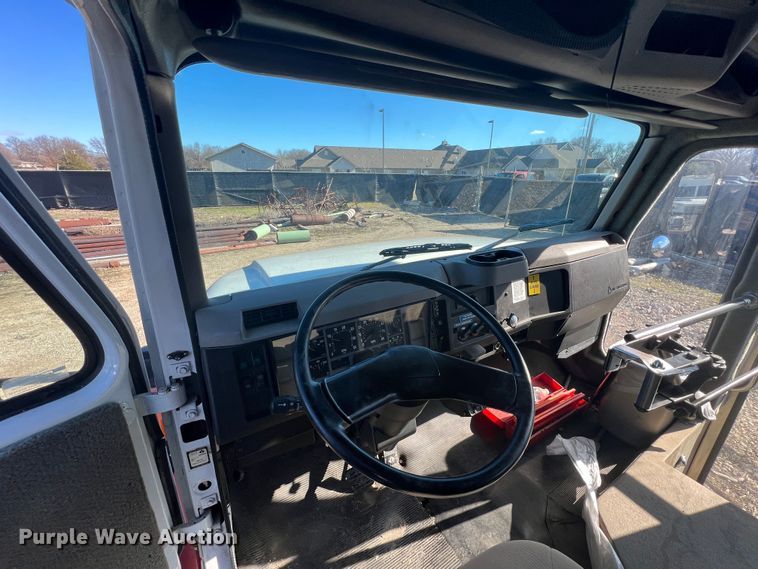 image for item ID9340 2000 International 3400  shuttle bus