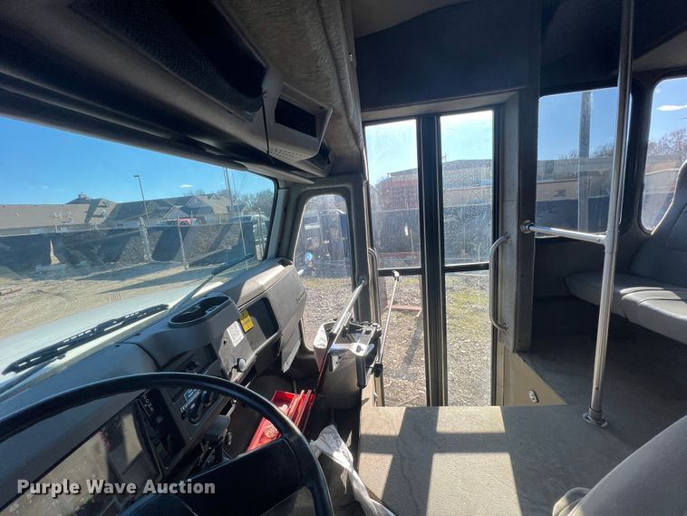 image for item ID9340 2000 International 3400  shuttle bus