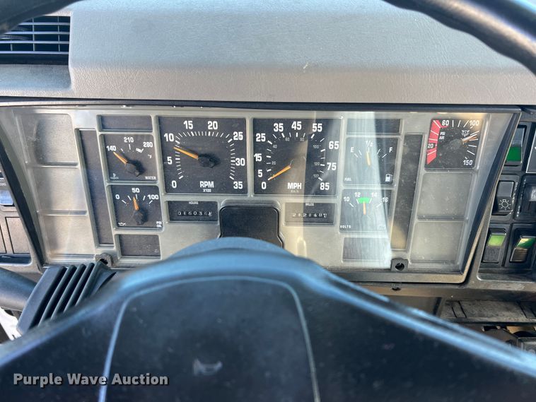 image for item ID9340 2000 International 3400  shuttle bus