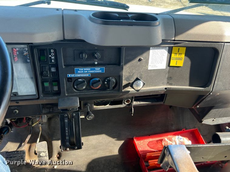 image for item ID9340 2000 International 3400  shuttle bus