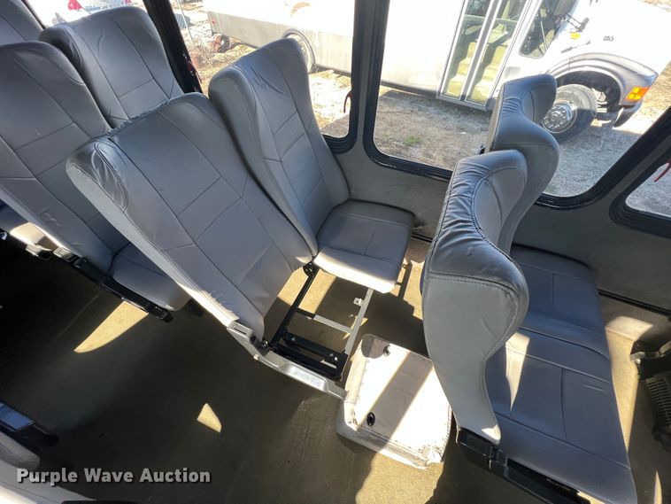 image for item ID9340 2000 International 3400  shuttle bus