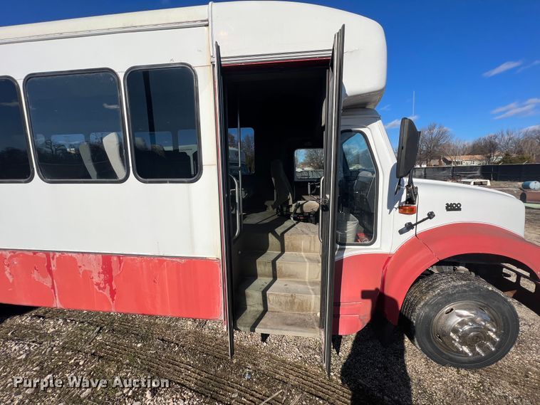 image for item ID9340 2000 International 3400  shuttle bus