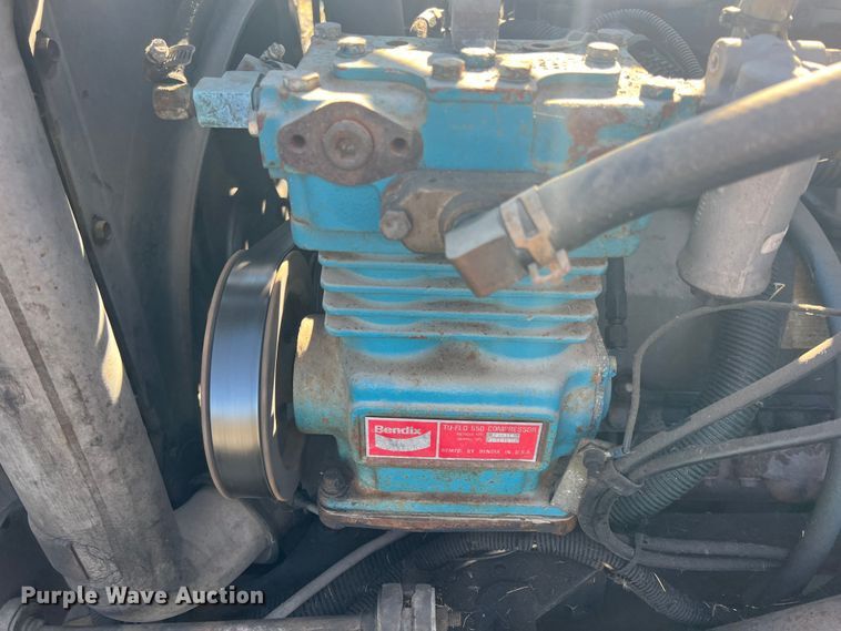 image for item ID9340 2000 International 3400  shuttle bus