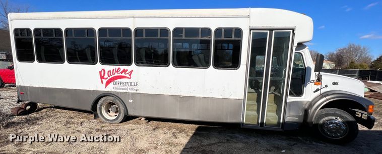 image for item ID9341 2001 International 3400  shuttle bus