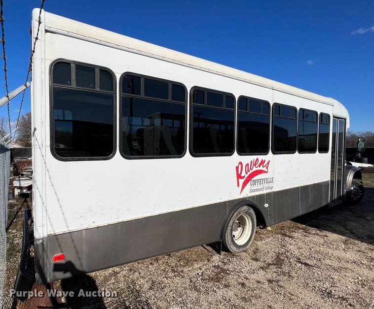 image for item ID9341 2001 International 3400  shuttle bus